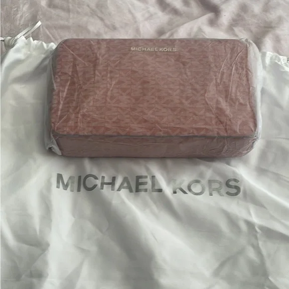 New Michael Kors small bag. I have even open the wrapping papers. - Picture 8 of 8